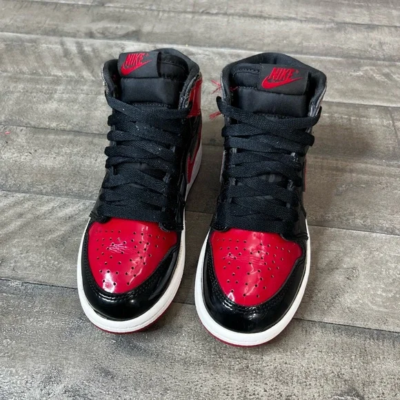 Nike Air Jordan 1 Retro High OG "Bred Banned" Size 1 Y - Picture 3 of 5